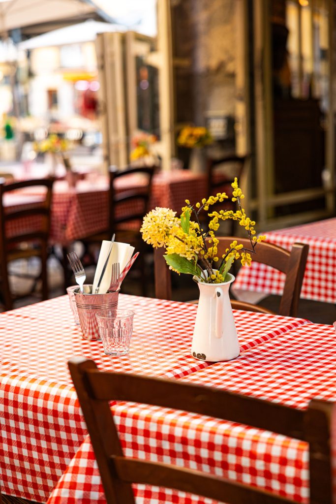 Terrasse fleurie du restaurant