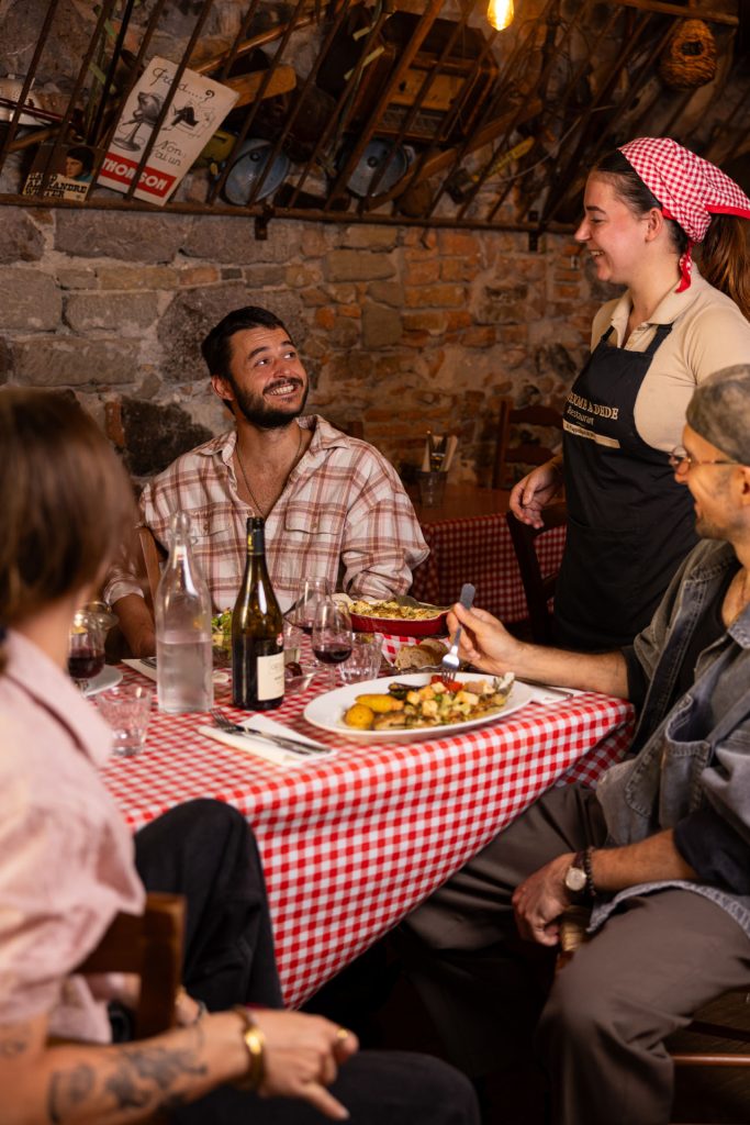 Repas de groupe convivial servi à table