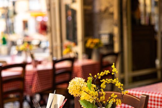 Terrasse fleurie du restaurant