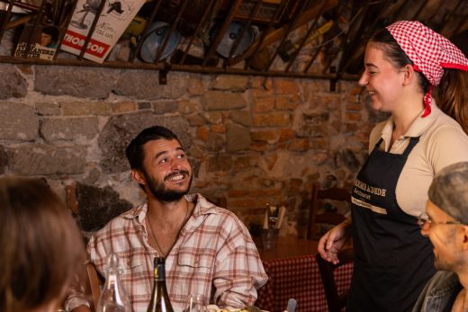 Repas de groupe convivial servi à table