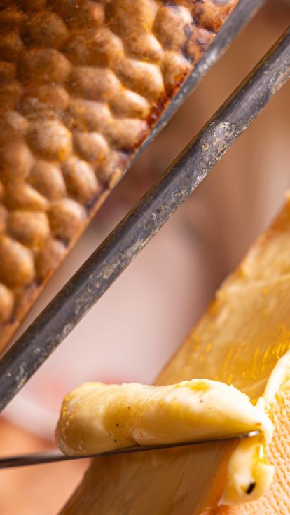 Raclette à la demi-meule, fromage fondu