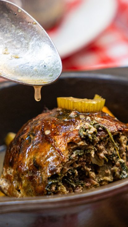 Plat de viande mijoté en cocotte, jus persillé