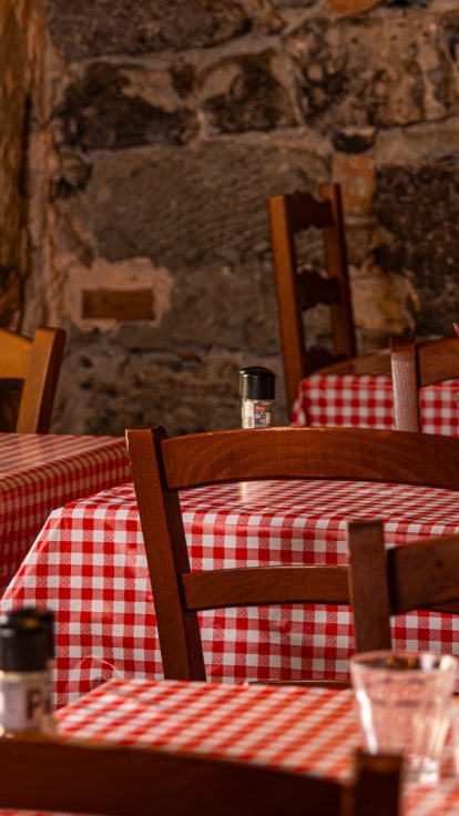 Salle du restaurant, tables à nappe vichy